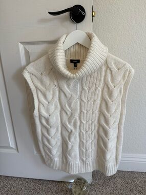Cream Cable-Knit Sleeveless Turtleneck Vest Sweater Top - Size Small - NWT!